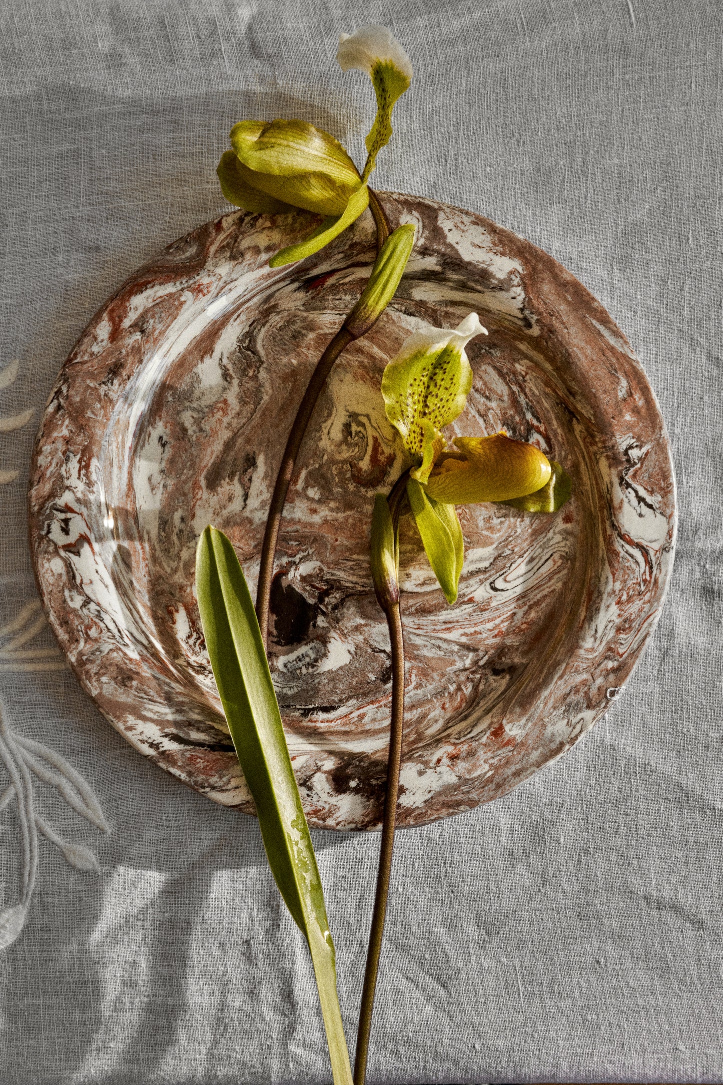 Ceramic Marblelized plate TERRA DI SIENNA